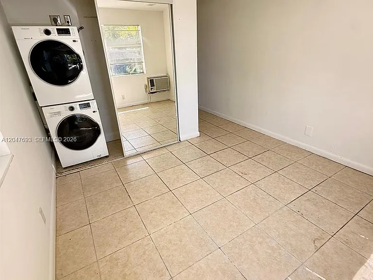 301 SW 9th Ter #1 — Photo 11