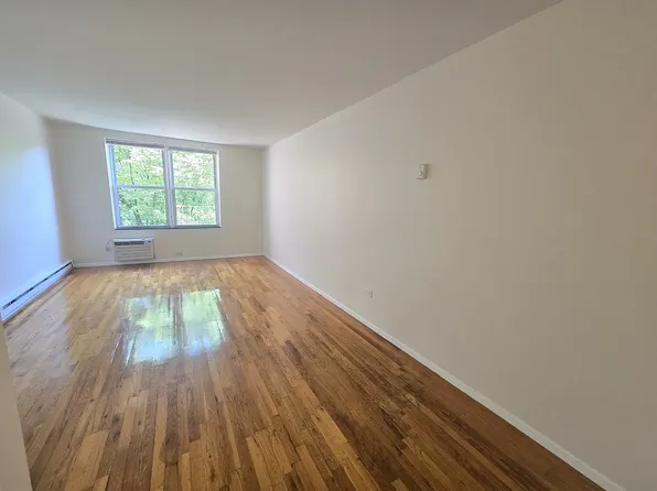 31-28 29th St #5FF, Astoria, NY 11106