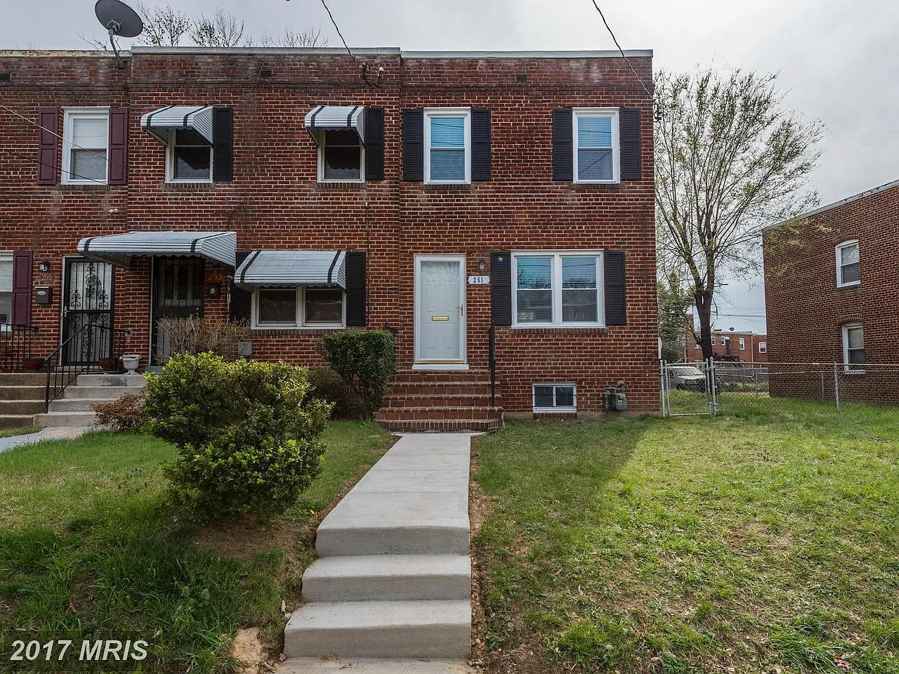 251 Oakwood St SE photo 1