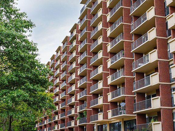 2nd image of 1300 Army Navy Dr APT 1015