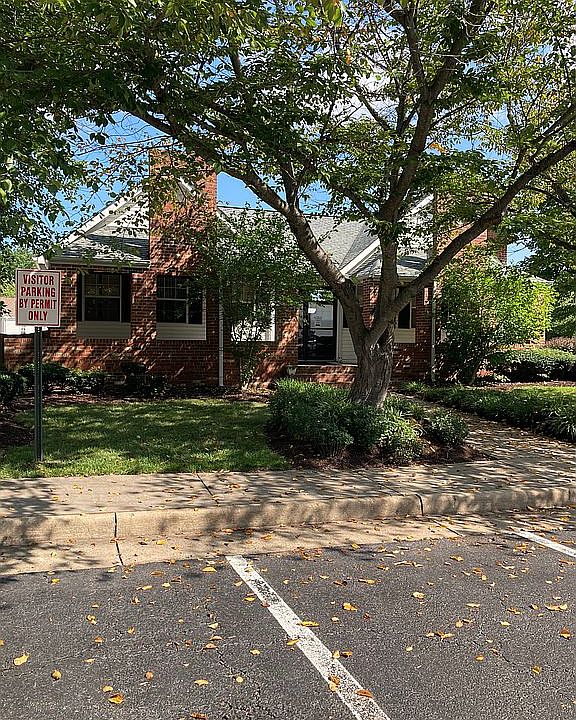 2nd image of 202 Grosvenor Ln APT 1