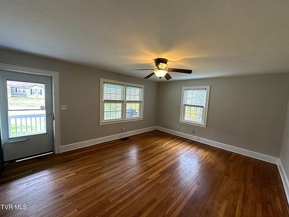 5th image of 310 Meadow Dr