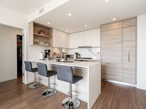 5th image of 585 Austin Ave #2004