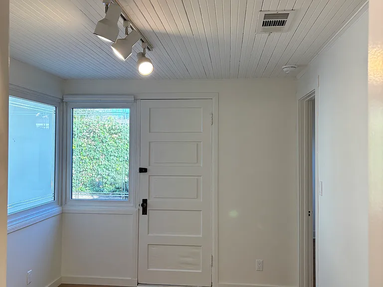 1851 Queensberry Rd — Photo 24