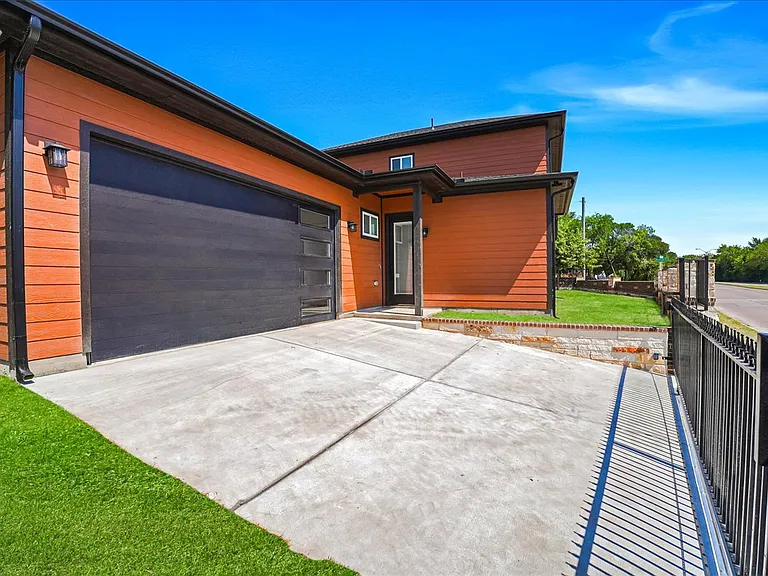 8924 Dunlap Dr — Photo 28