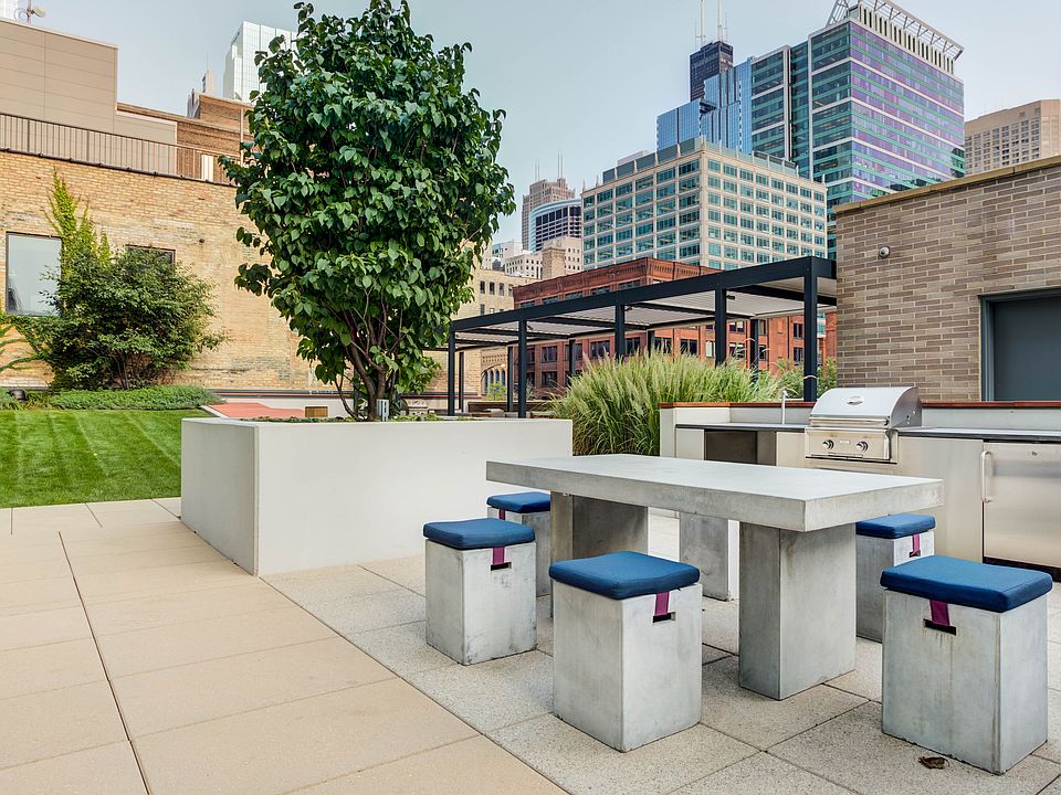 Dine under the skyline_fresh air, good vibes, and city views.