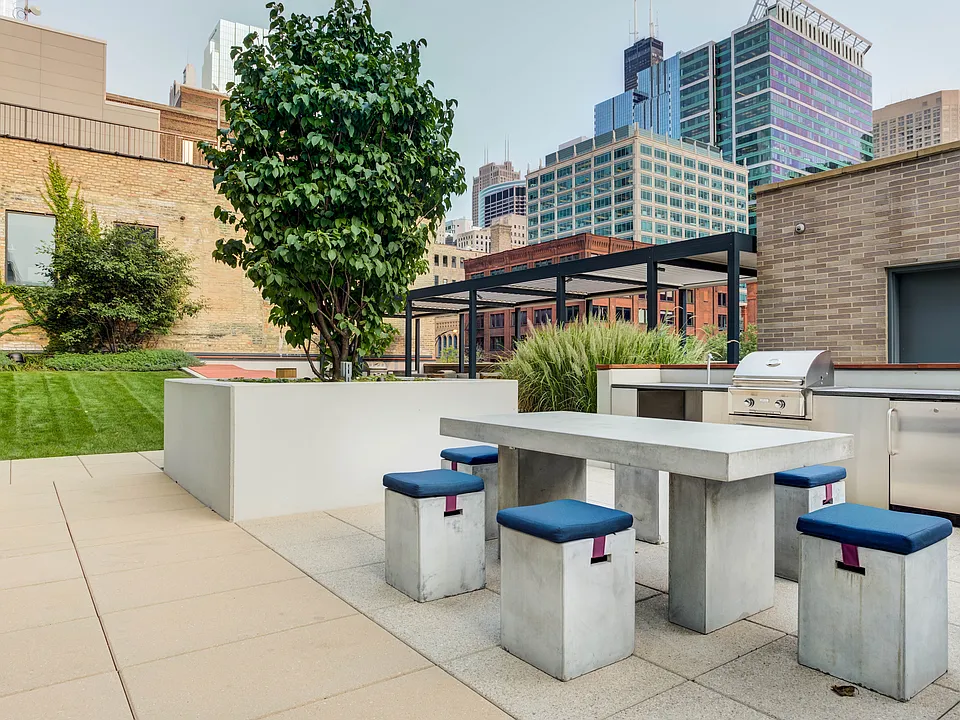 Dine under the skyline_fresh air, good vibes, and city views.