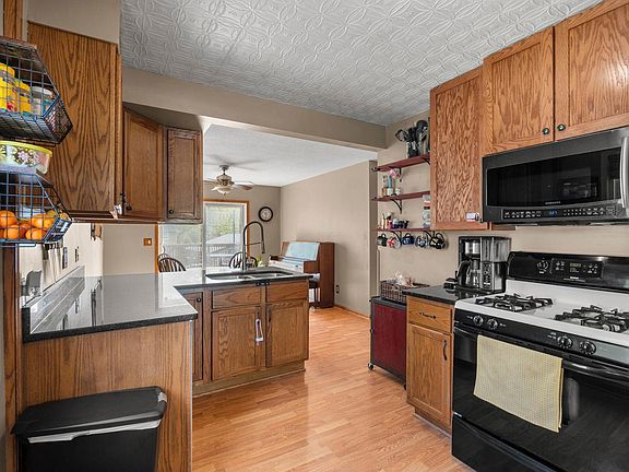 4th image of 424 Oakwood Dr