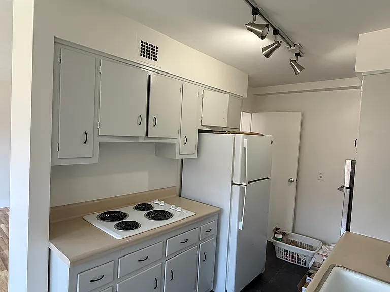 1000 East Ave #204 — Photo 9