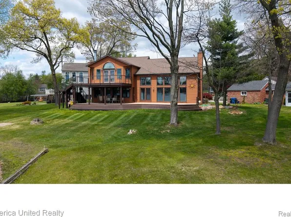 4533 Horseshoe Dr, Waterford, MI 48328
