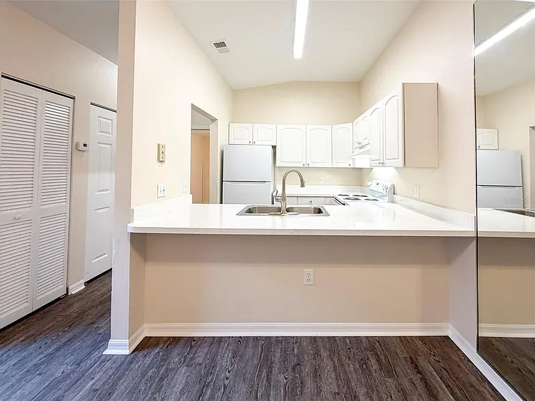 4003 SW 27th St #13 — Photo 8