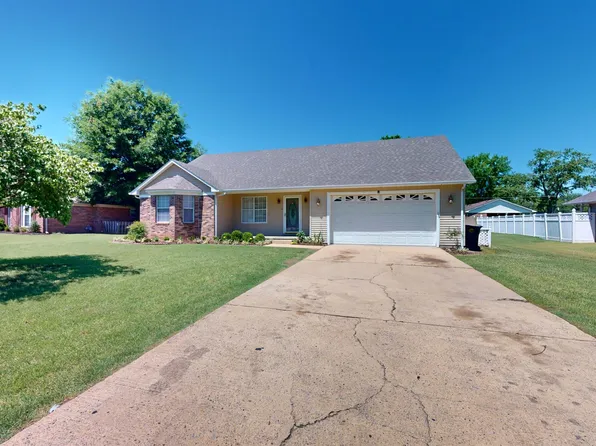 215 Empire Ave, Dyersburg, TN 38024