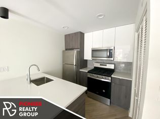 960 W Grace St #101SW, Chicago, IL 60613