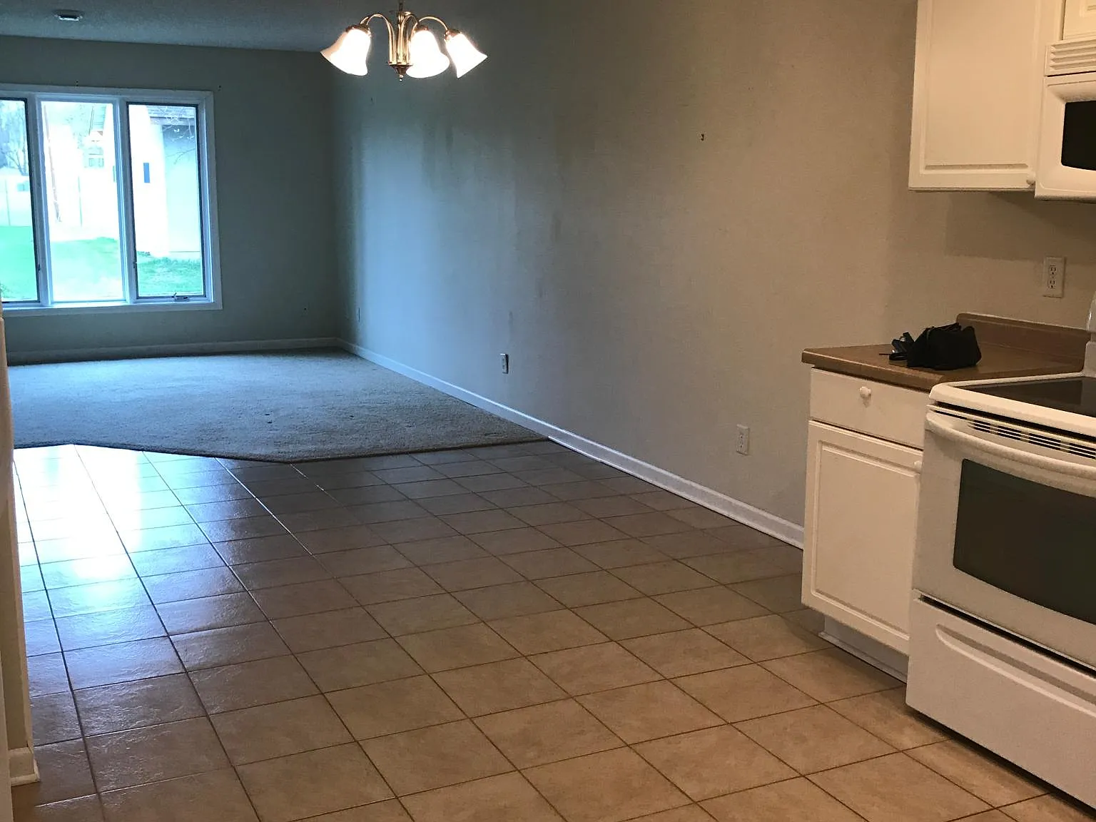 2 bed, 935 sqft, $1,050 — Photo 2