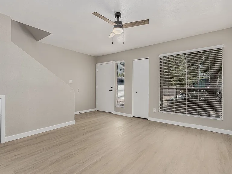 736 S Farmer Ave — Photo 25