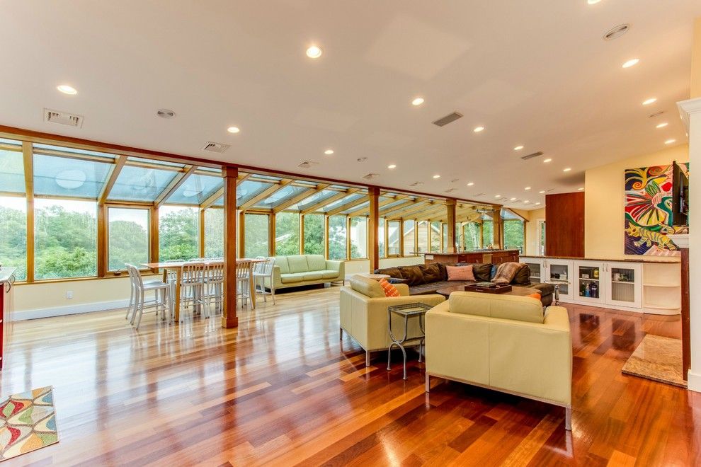  SPACIOUS LIVING AREA