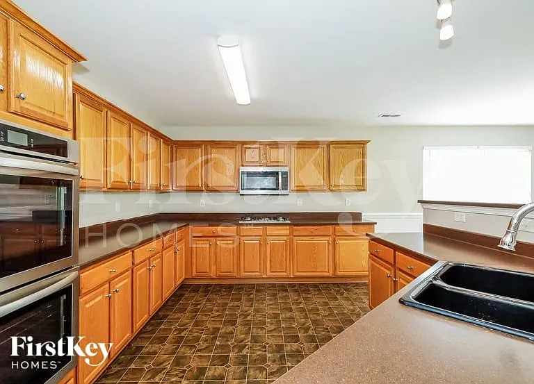 163 Ranlo Ave — Photo 7