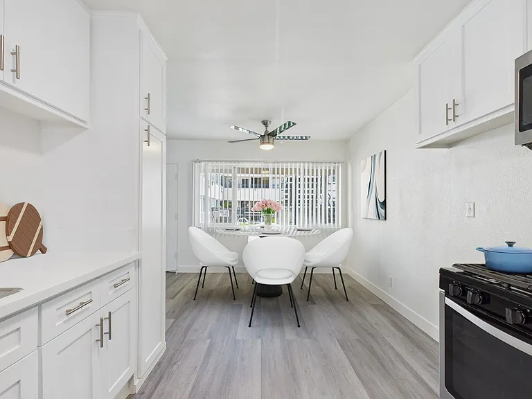 13060 Burbank Blvd. Apartments — Photo 17
