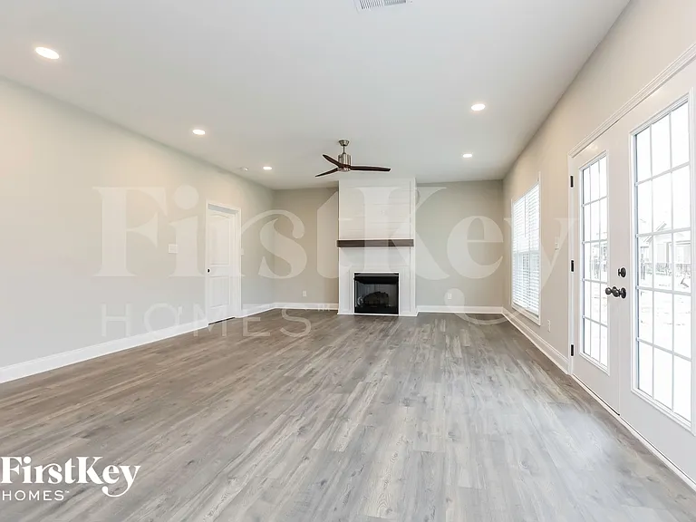 516 Dexter Dr — Photo 2