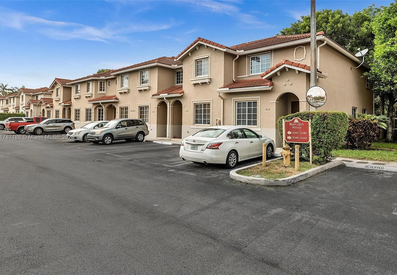 3 bed, 1378 sqft, $2,500 — Photo 1