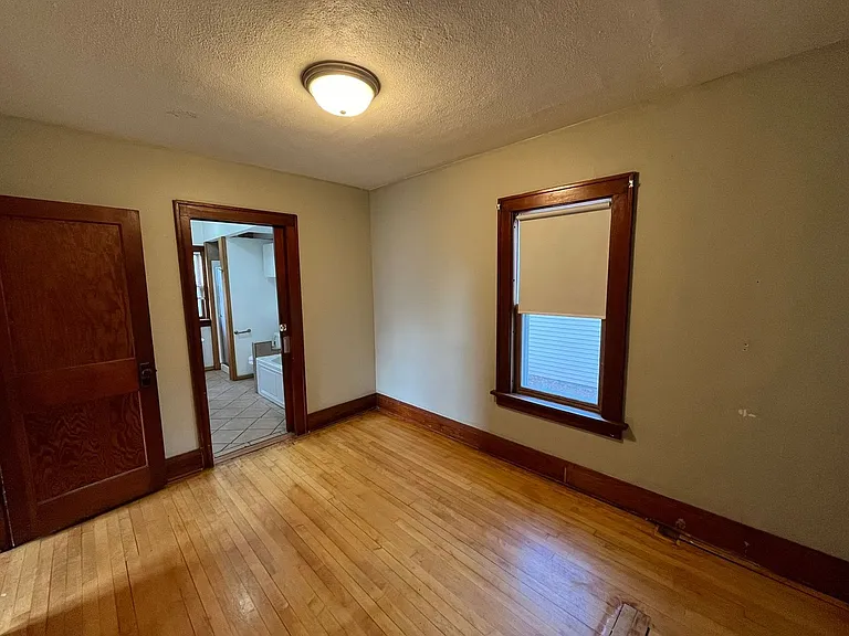 1014 S 10th Ave — Photo 3