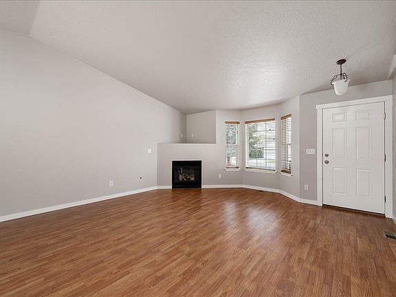4th image of 1580 Foxglove Ave