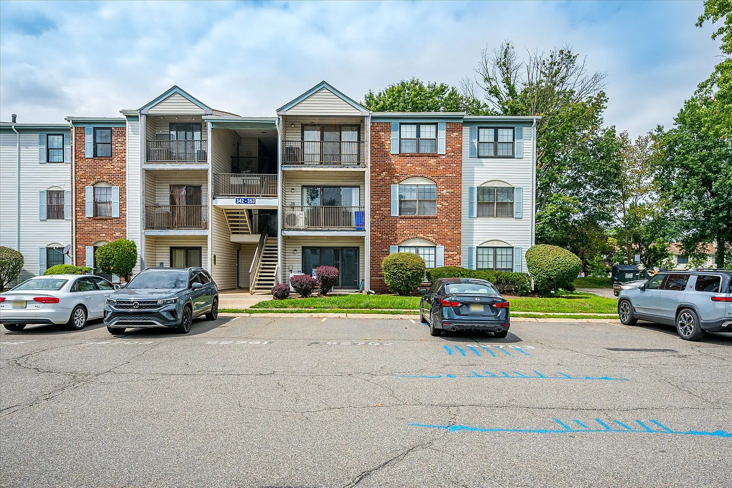 349 Lancaster Ct — Photo 2