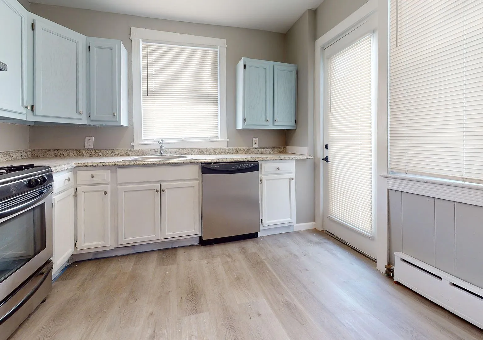 Cozy Modern Updated 3 Bedroom Townhome w/ Stainless Steel — Photo 3