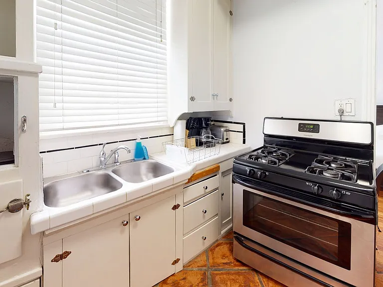 660 S. Cloverdale Ave. — Photo 9