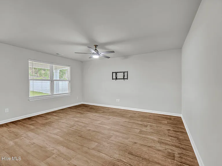 668 Buckeye Rd NE — Photo 5