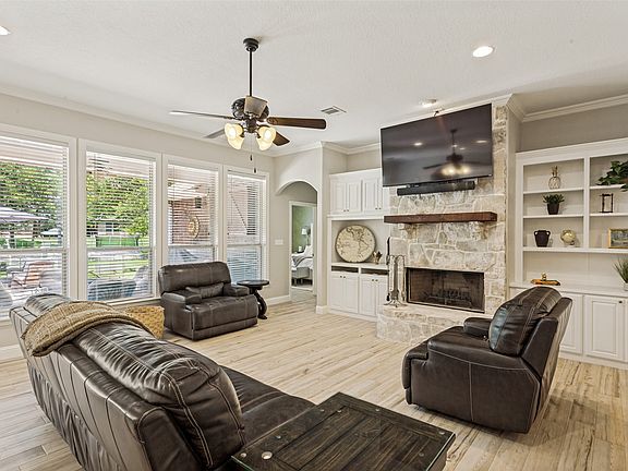 3rd image of 207 Overton Ridge Cir