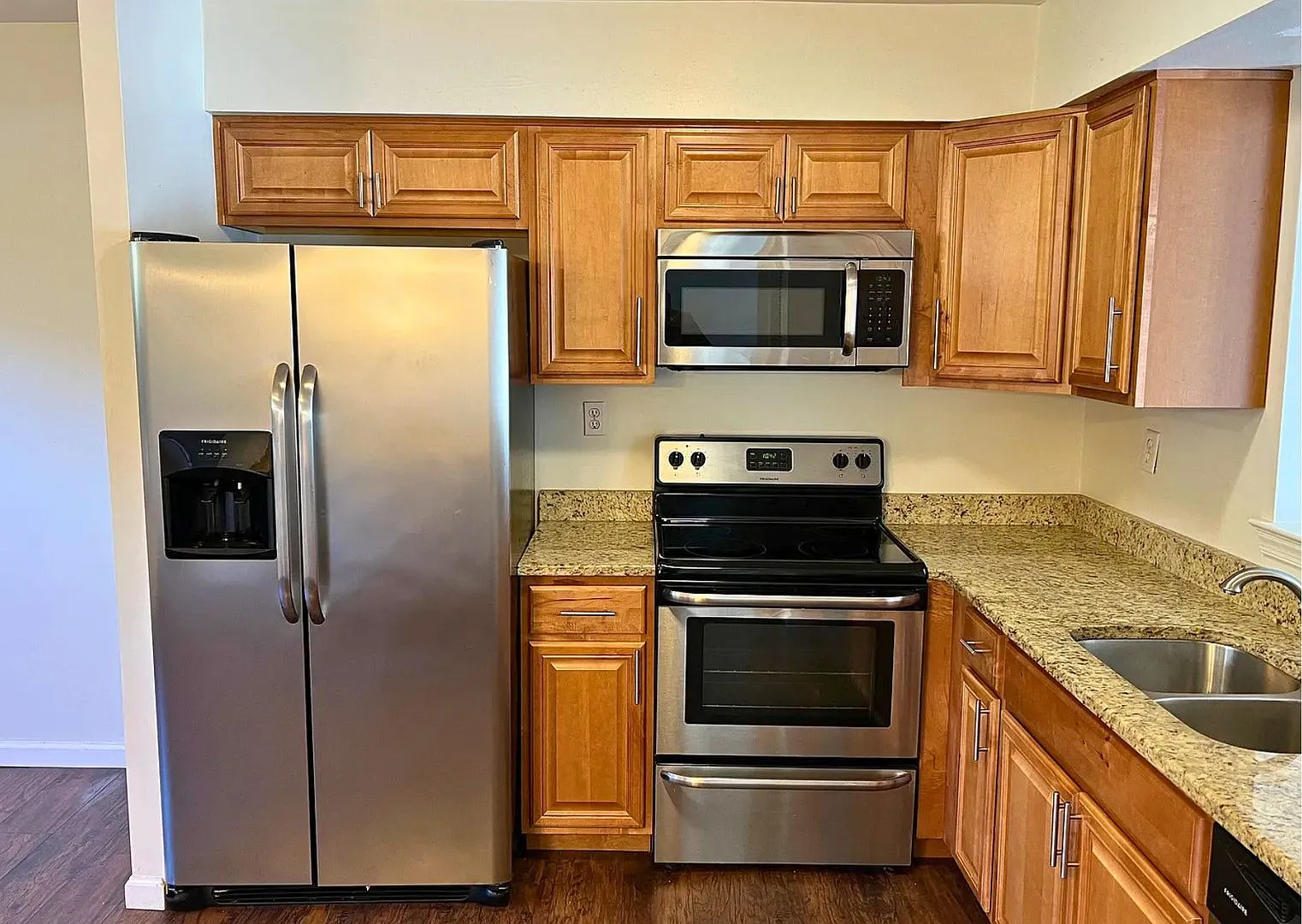 4 Bedroom, 2 1/2 Bath Townhome in Rhondda — Photo 3