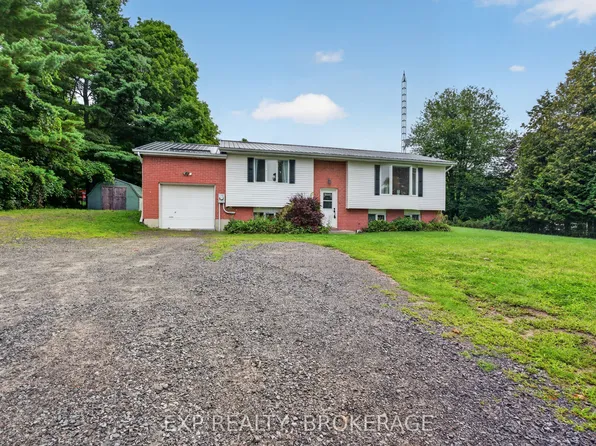 9009 Perth Rd, Rideau Lakes, ON K0H 2L0