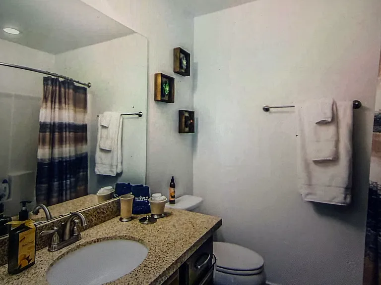 Upstairs 2nd Bathroom
