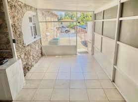 1922 NW 4th St, Miami, FL