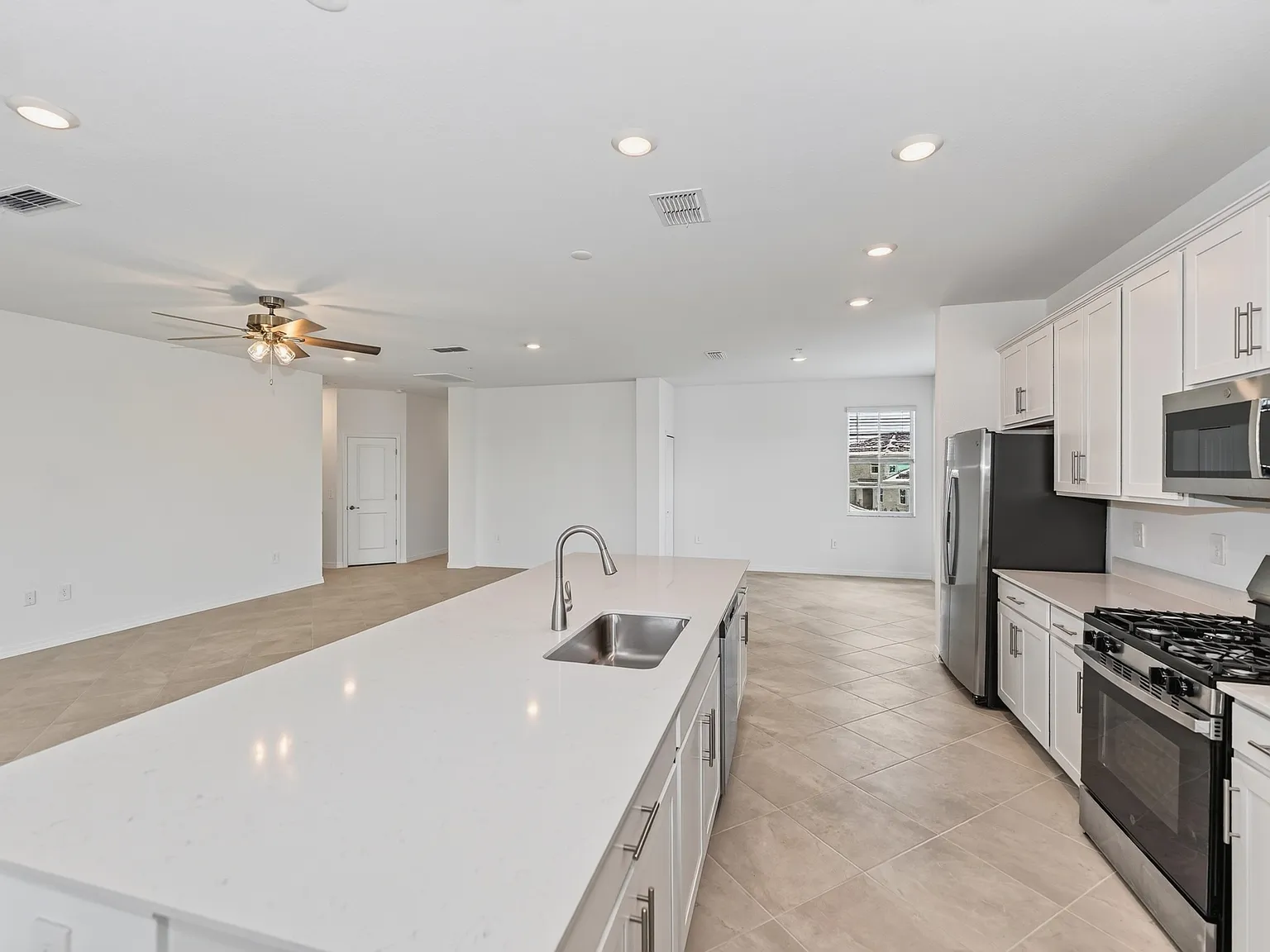 3 bed, 2110 sqft, $3,395 — Photo 4