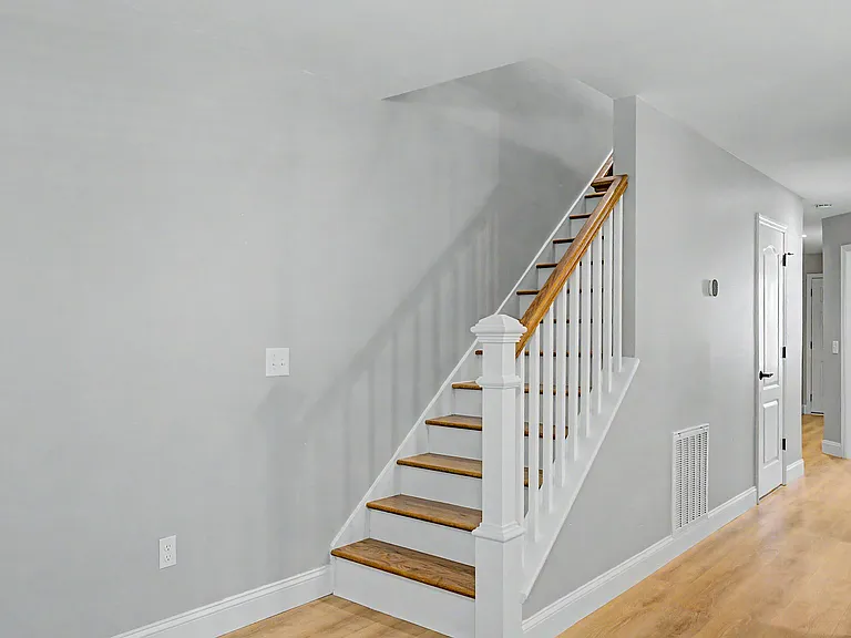 1512 E Henry St — Photo 5