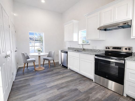3rd image of 415 W 7th St