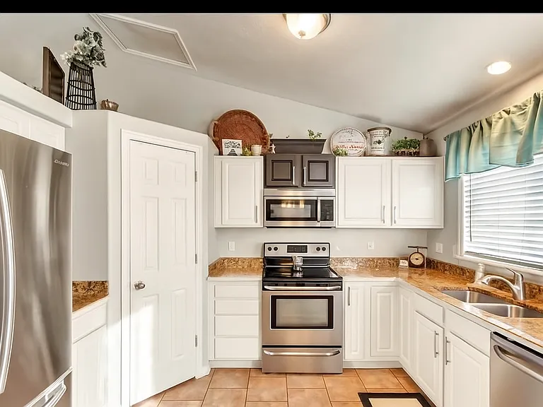 4764 W Homeland Dr — Photo 6
