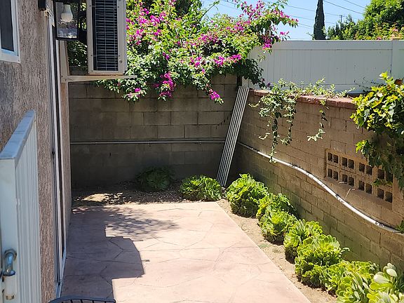 5th image of 7647 Amestoy Ave