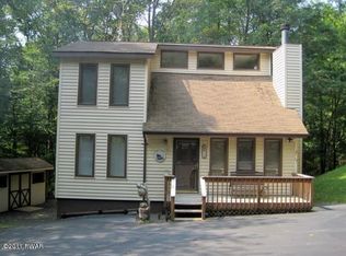 14 Longview Dr, Bushkill, PA 18324