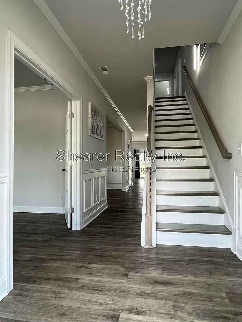 5 bed, 4.0 bath, 3592 sqft, $3,400 — Photo 3