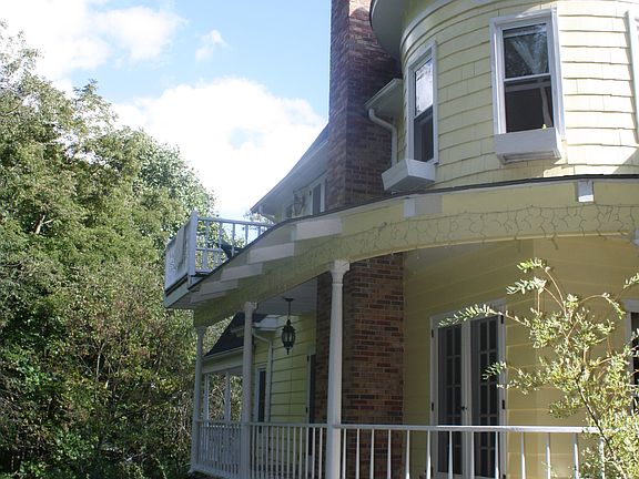 curved front porch