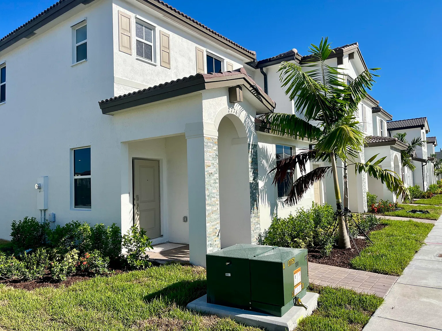 3 bed, 3.0 bath, 1328 sqft, $2,600 — Photo 2