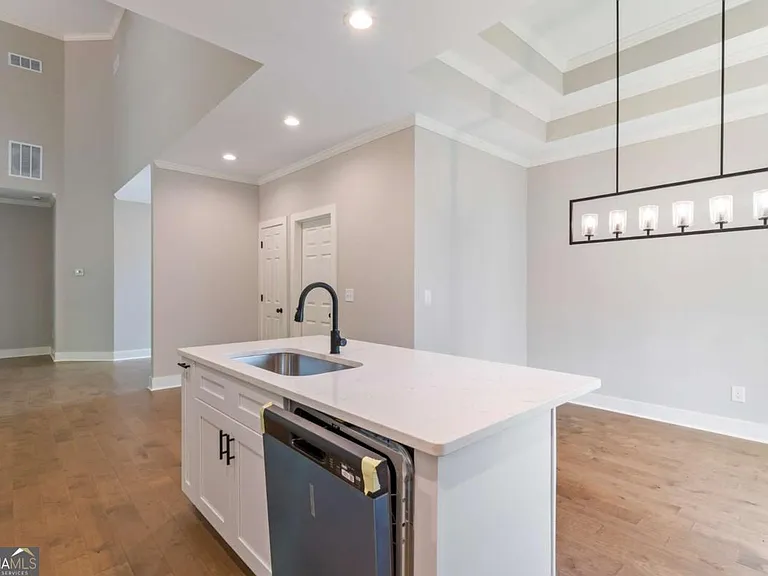 380 Ansley Dr — Photo 11