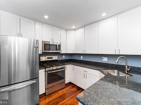 2nd image of 2103 Highcourt Ln Suite 402
