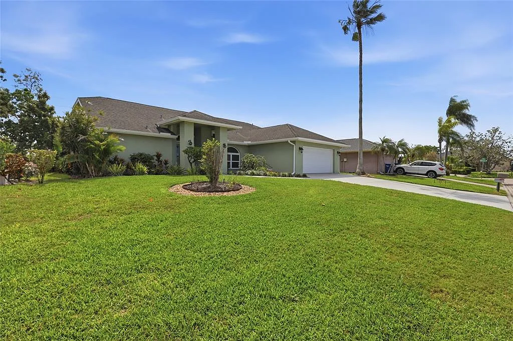 3 bed, 2.0 bath, 2311 sqft, $3,200 — Photo 4