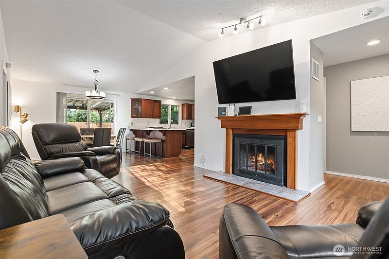 3rd image of 6009 190th Avenue E