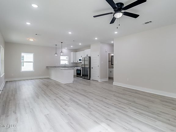 4th image of 13490 Dee Ave