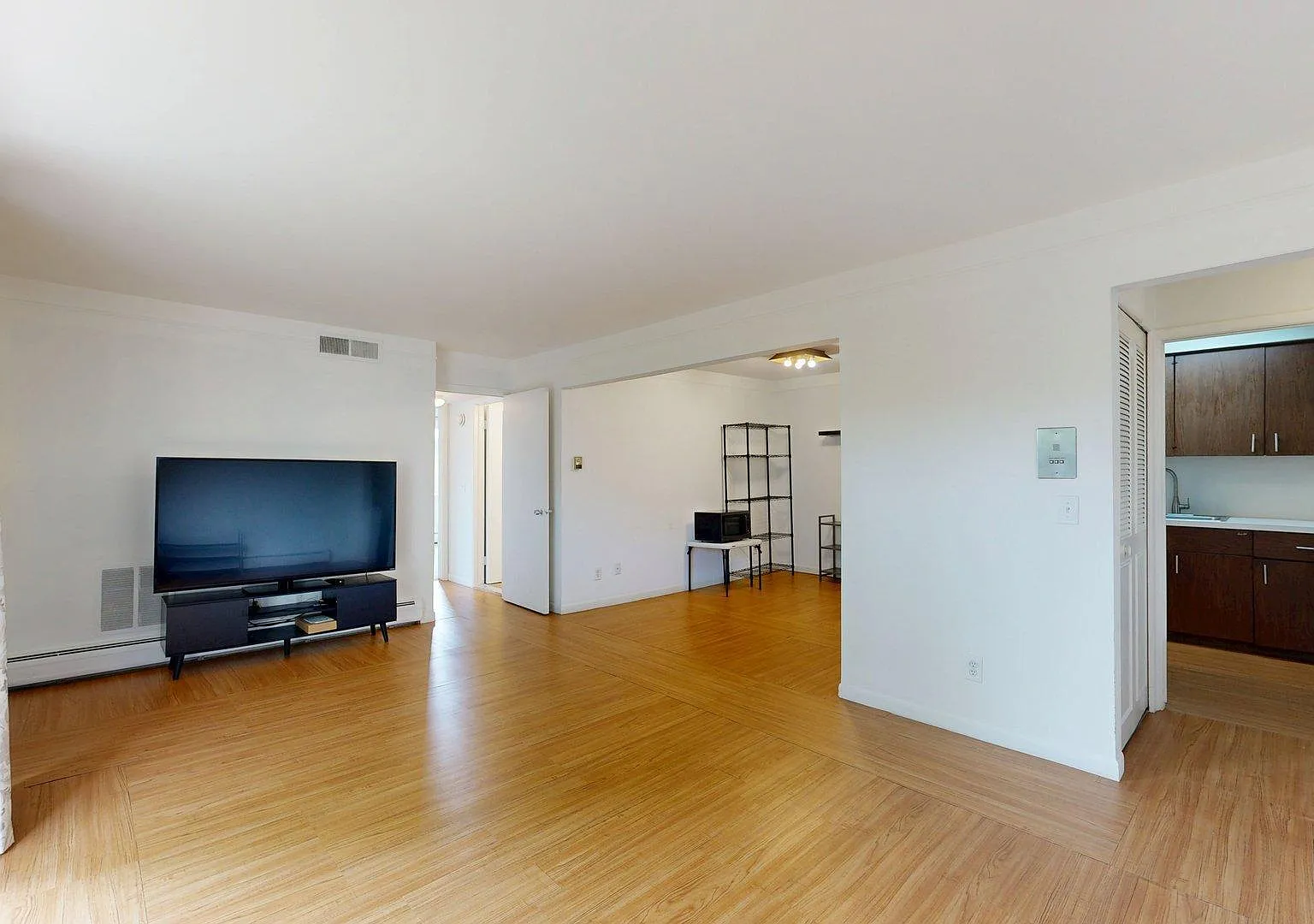 2 bed, 1.0 bath, 871 sqft, $1,800 — Photo 3